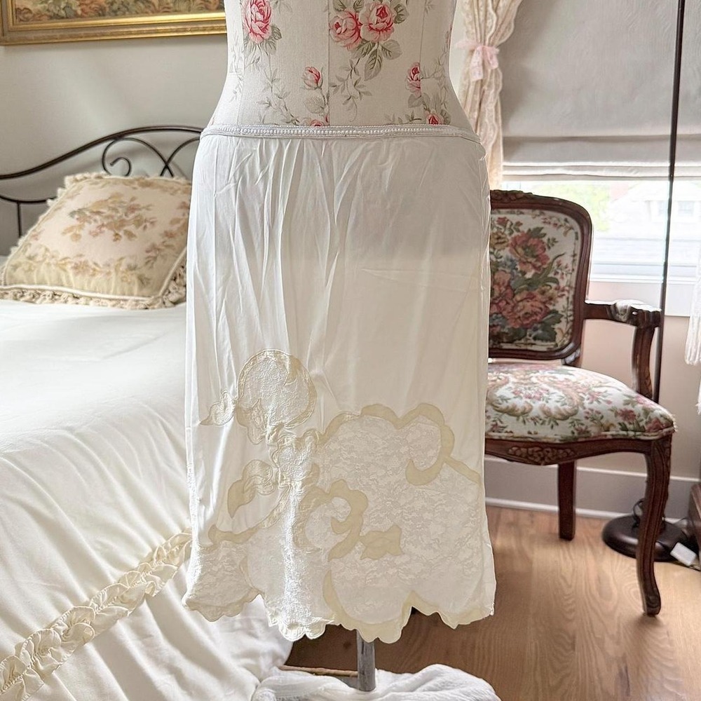 white lace half slip skirt   vintage white half slip fits small to medium